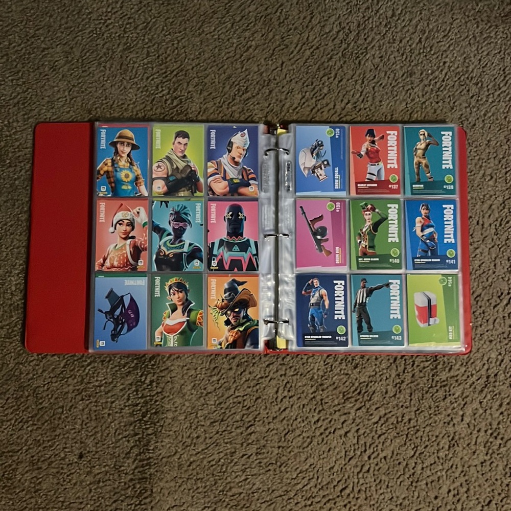 TONS OF FORTNITE TRADING CARDS